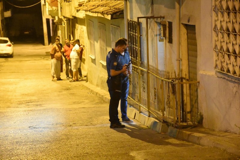 İzmir’de kavgaya ayırmak isteyen polis ağır yaralandı