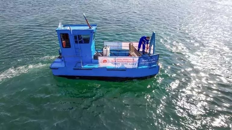 İzmir Körfezi’nde kirlilik sorununa deniz süpürgesi çözümü! Türkiye Çevre Ajansı’ndan temizlik seferberliği
