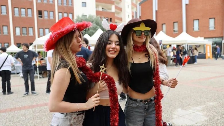 İzmir Ekonomi’de rock rüzgarı... Adamlar kampüsü salladı