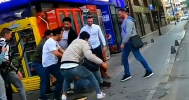 İzmir’de hareketli anlar! Bıçaklı kavga kamerada