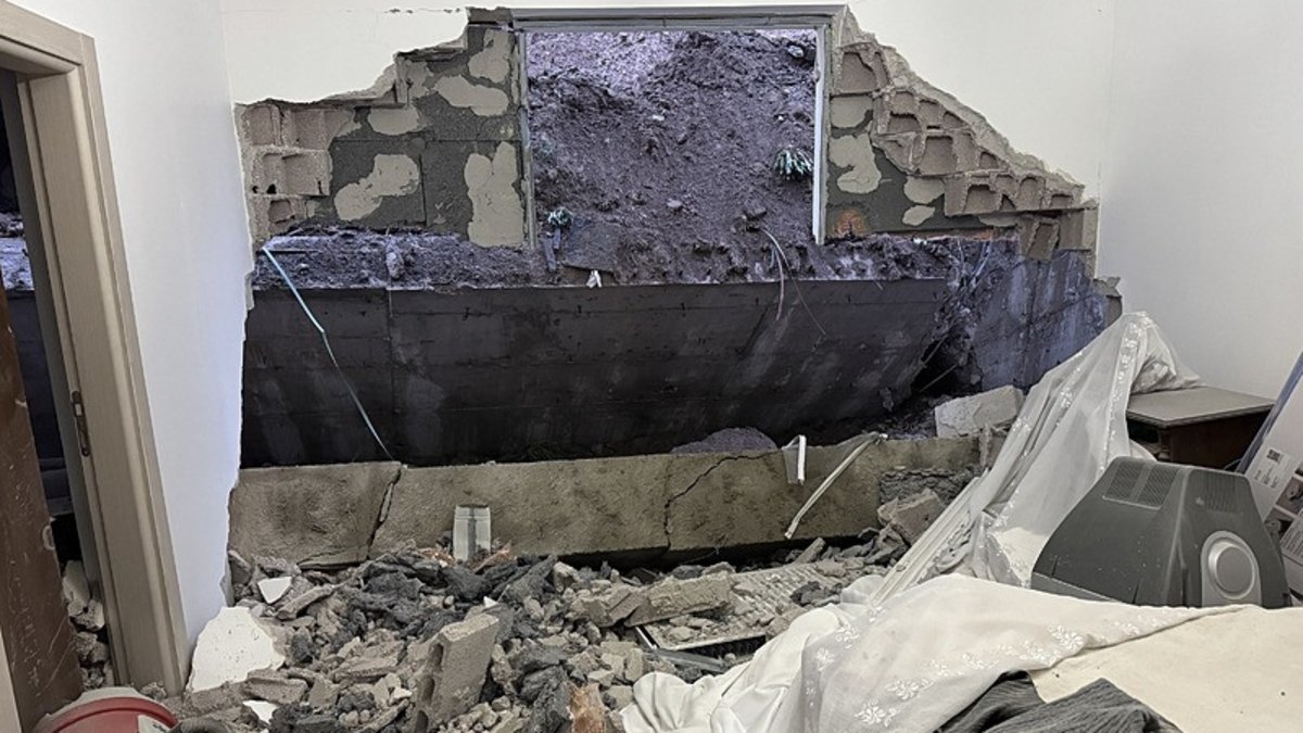 SON DAKİKA: Nevşehir'de istinat duvarı çöktü: Duvar apartmana girdi! 10 ev tahliye edildi