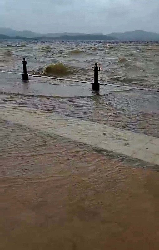 Muğla’da sağanak: Dere ve göl taştı, yollar göle döndü