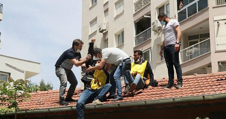 İzmir’de kendisini çatıdan indirmek isteyen polise böyle bağırdı