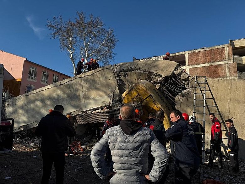 Uşak’ta iş hanı çöktü! İş makinesi operatörü enkaz altında kaldı