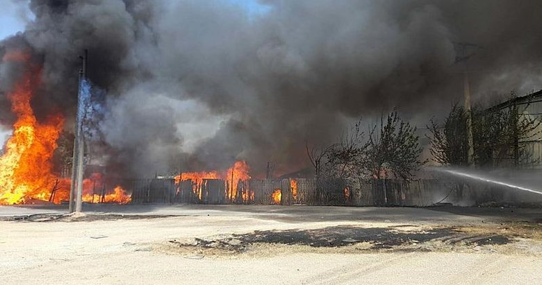 İzmir’de otluk alandaki yangın palet fabrikasına sıçradı