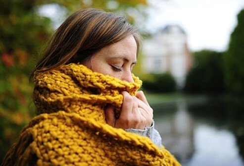 Üşümek hangi vitamin eksikliğinin belirtisi? B12, D vitamini eksikliği üşümeye neden olur mu?
