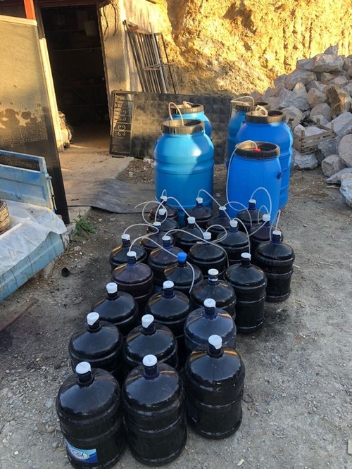 Yılbaşı öncesi ekipler harekete geçti: İzmir’de binlerce litre kaçak içki ele geçirildi