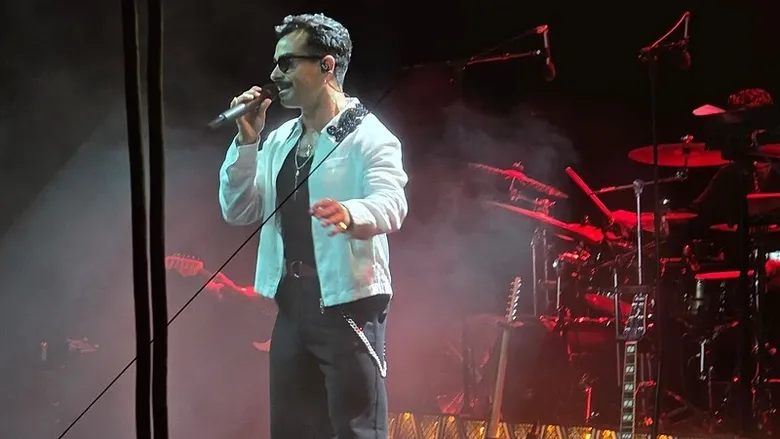 gokhan-turkmen-bile-sasirdi-konserde-9-evlilik-teklifi-yapildi-1787821798172.jpeg