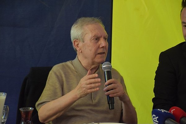 fenerbahce-kulubu-baskan-adayi-aziz-yildirim-iki-santrforla-prensipte-anlastik-1780227443959.jpeg