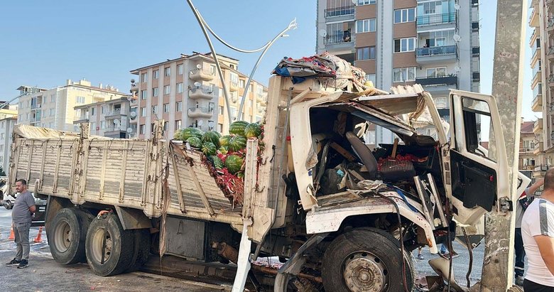 Karpuz yüklü kamyon yön tabelasına çarptı