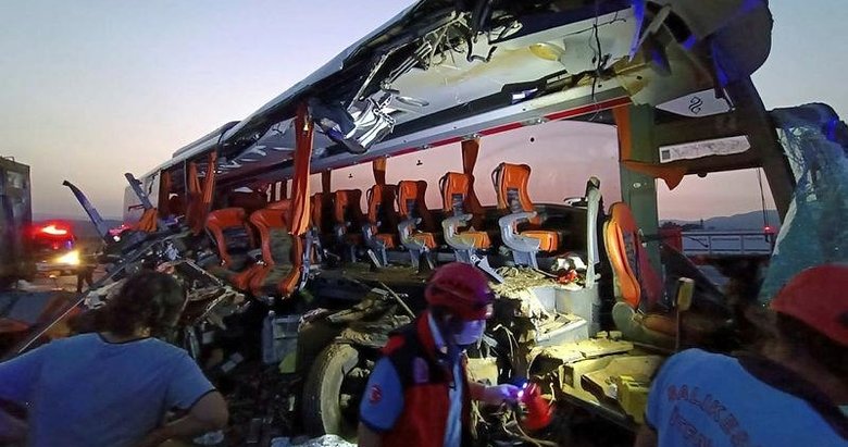 Manisa’da otobüs tıra çarptı: 6 ölü, 37 yaralı