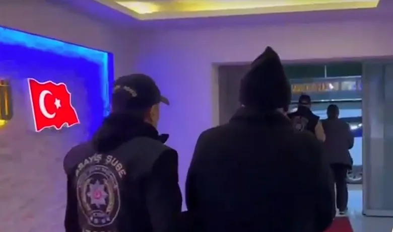 İzmir’de yakayı ele verdiler! 9 yıldır aranan çift, 28 yıl hükümlü
