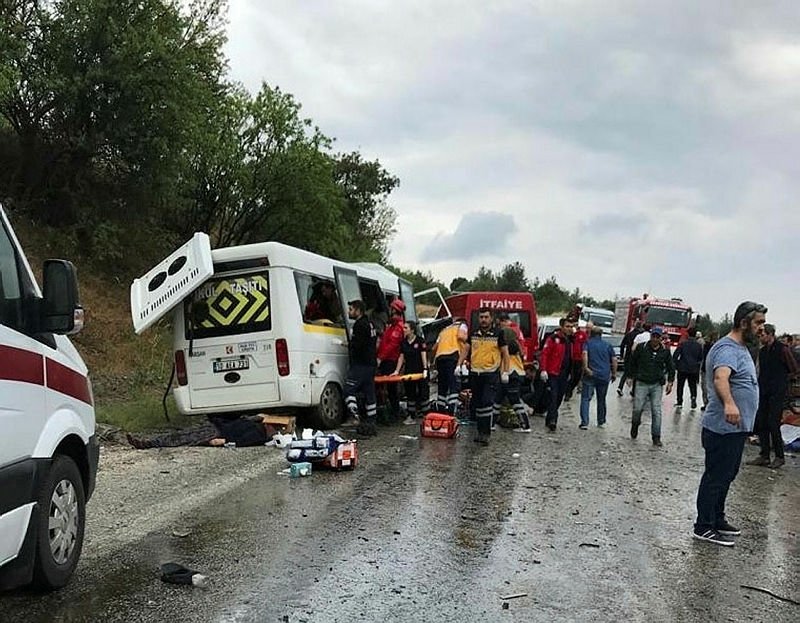 Balıkesir’de minibüs ile kamyon çarpıştı, 7 kişi öldü
