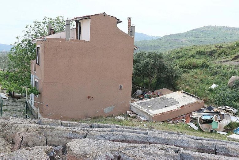 İzmir’in o mahallesinde korkuyla yaşıyorlar! 5 ev daha boşaltıldı... Soyer’e büyük tepki