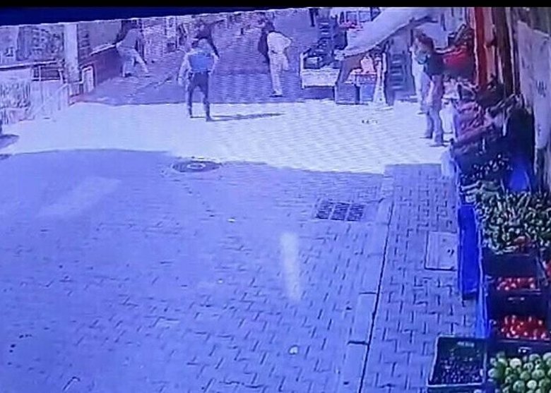 Bornova'da gergin anlar! Bipolar hastası satırla polisleri tehdit etti: Bir polis yaralandı