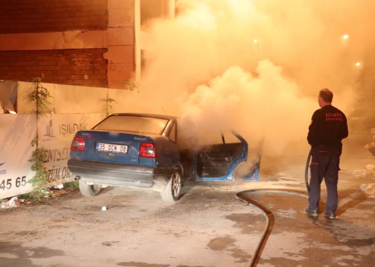 İzmir’de park halindeki otomobilde yangın! Yanarken öyle bir şey yaptı ki...