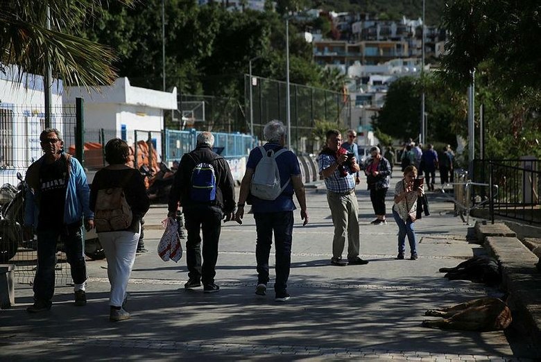 Bodrum’da fırtına bitti deniz keyfi başladı! Güneşli havayı fırsat bilenler denize girdi