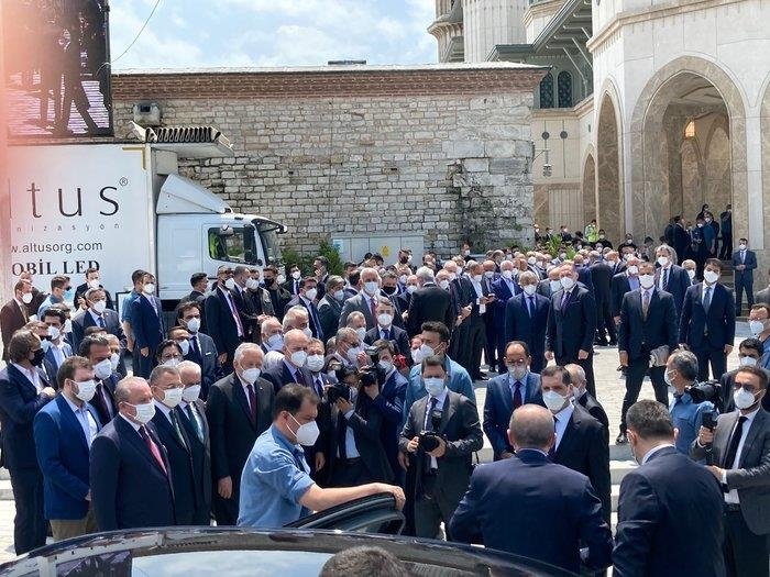 İstanbul’da tarihi gün! Taksim Camii’nde ilk ezan ilk namaz