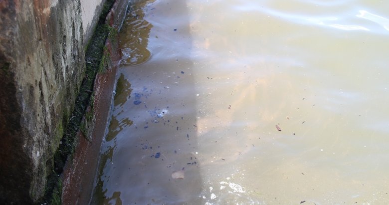 İzmir’de körfeze saatlerce kirli su aktı!