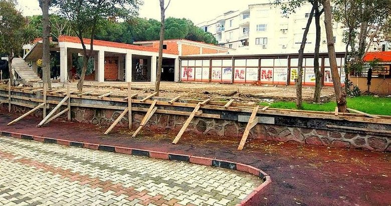 Menemen’de ağaçların kesildiği parkta inşaat başladı