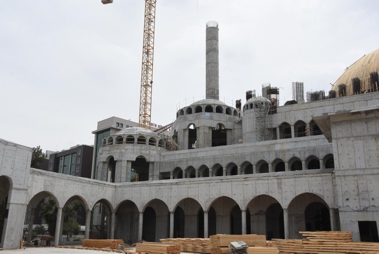 İzmir’de yapılan 15 bin kişilik caminin yüzde 90’ı tamamlandı