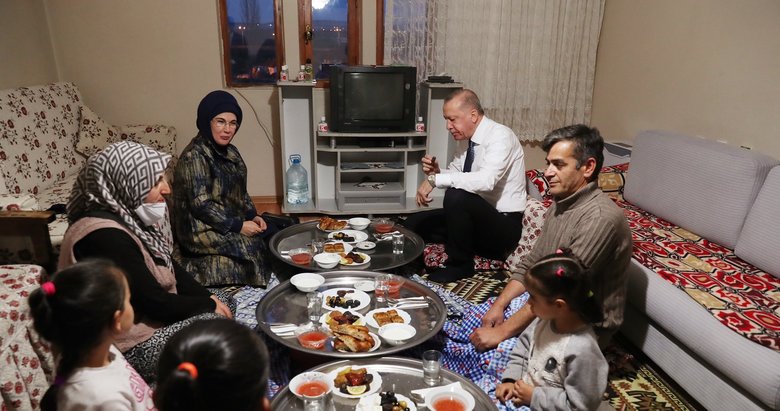 Başkan Erdoğan ve eşi Emine Erdoğan bir vatandaşın evinde iftara katıldı