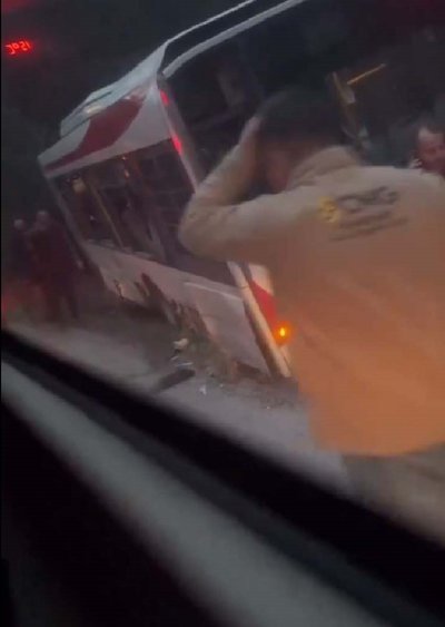 İzmir’de ESHOT otobüsüne tır çarptı: 1 ölü, 3 yaralı