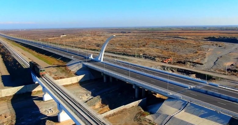 Azerbaycan, Karabağ ve Doğu Zengezur’da 44 otoyol inşa ediyor