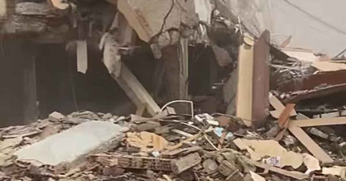 İstanbul'da yıkımı yapılan bina başka bir binanın üstüne devrildi!