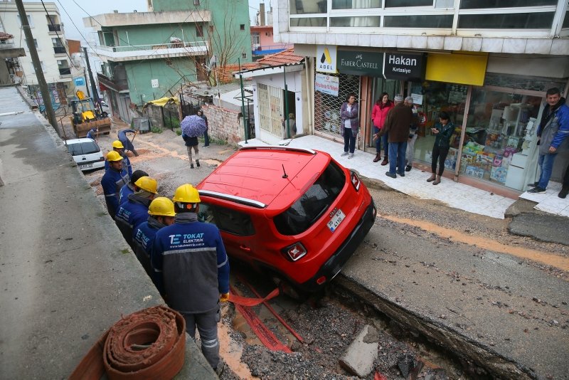 İzmir’de yol çöktü araç içine düştü