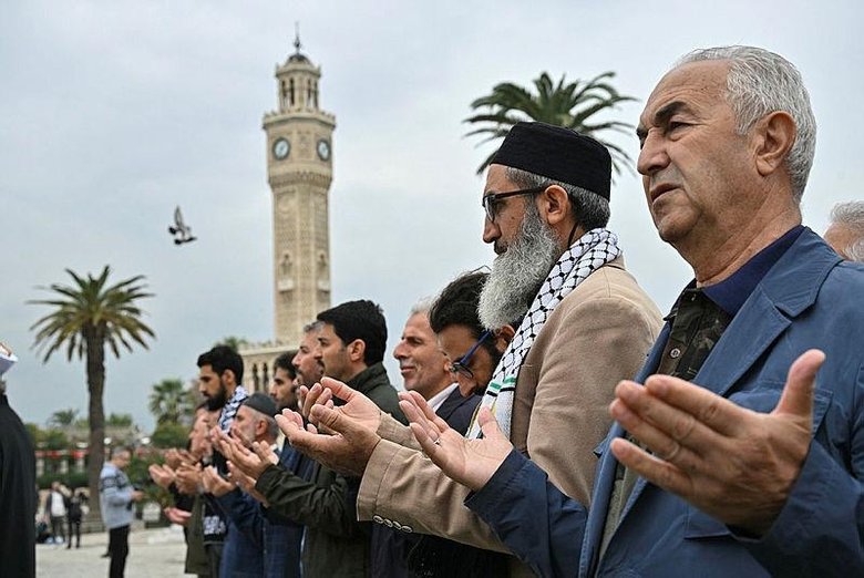 İzmir ve çevre illerde Filistin’de hayatını kaybedenler için gıyabi cenaze namazı kılındı