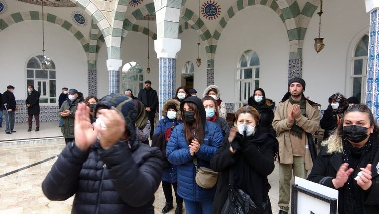 Akciğer kanseri nedeniyle hayata veda eden oyuncu Ayberk Pekcan alkışlarla son yolculuğuna uğurlandı