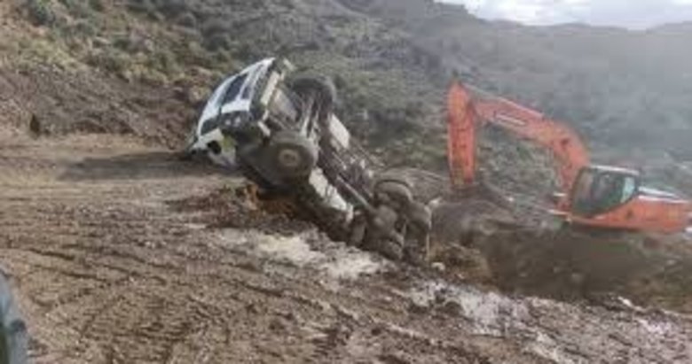 Hafriyat kamyonu devrildi: 1 ölü