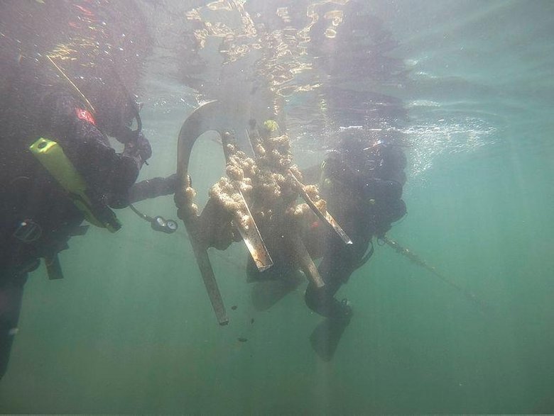 İzmir’de Jandarma SAK Timi denizde atık topladı