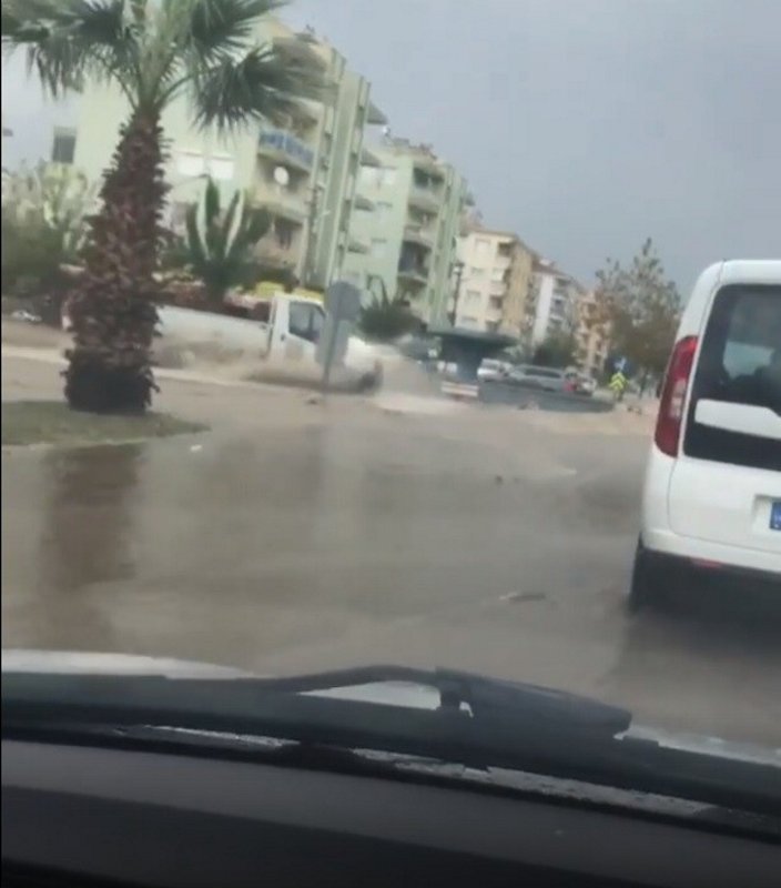 İzmirde saÄanak etkili oldu