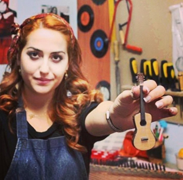 İzmir’de Türkiye’nin tek kadın kanun yapım ustasından geri dönüşüm enstrümanları