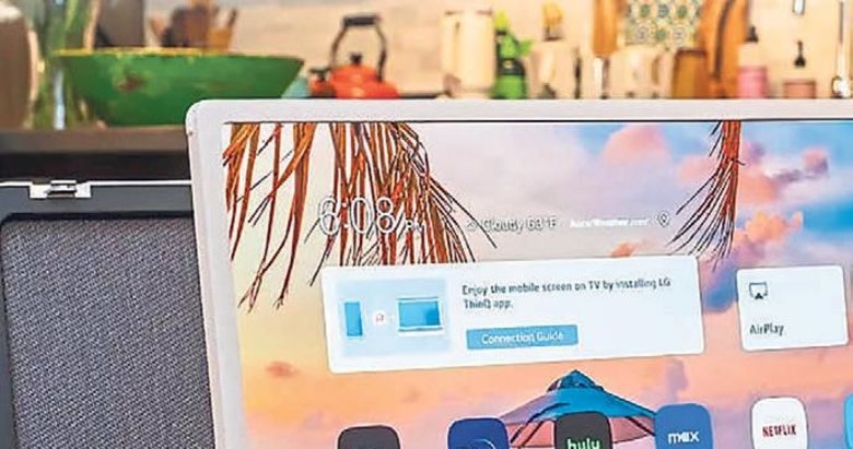 Dokunmatik ekran TV evrak çantası gibi taşınıyor