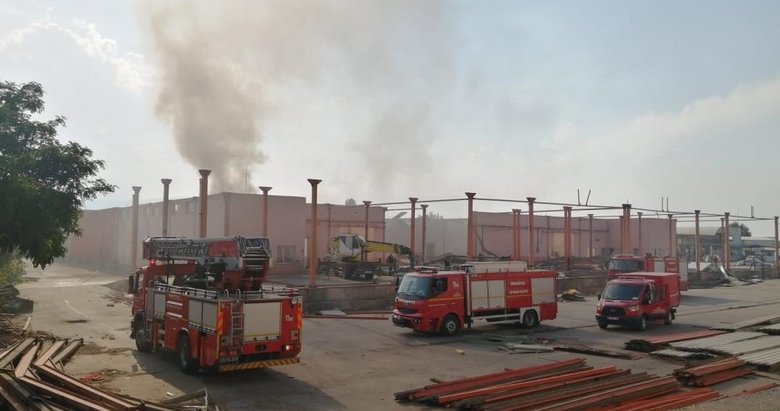 Turgutlu’da yıkımı yapılan soğuk hava deposunda yangın çıktı
