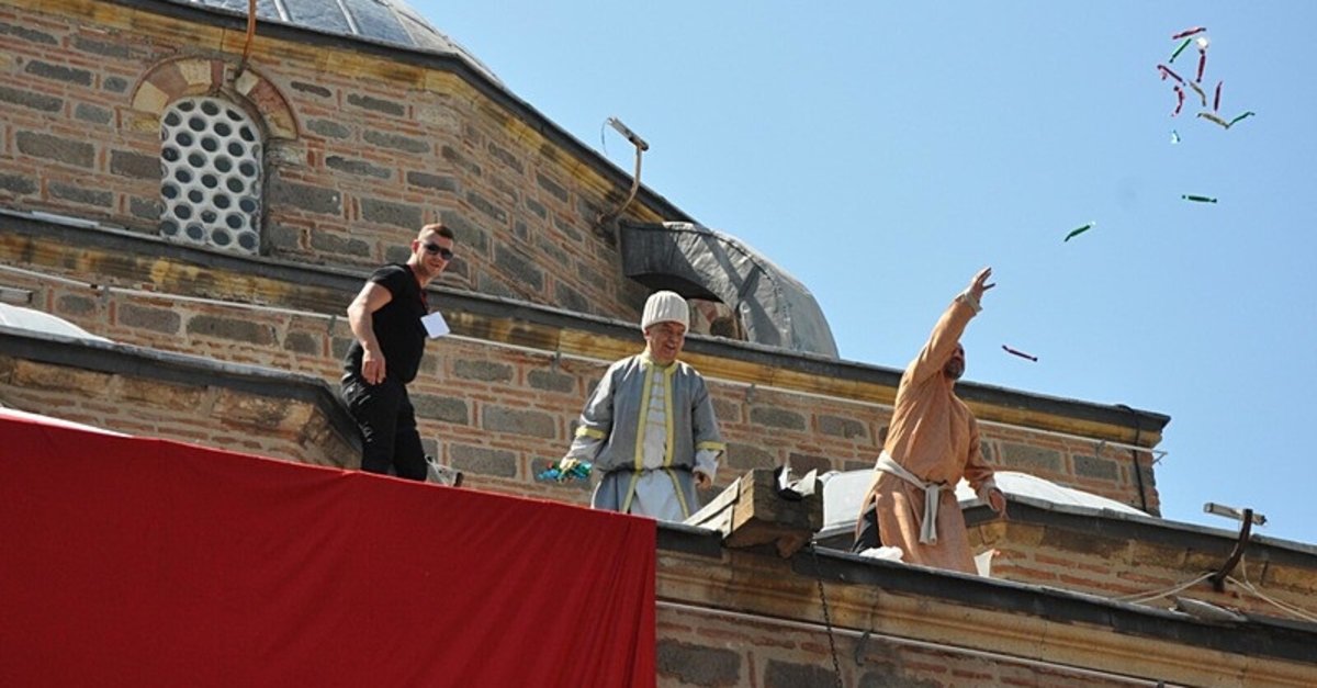 Manisa'da mesir coşkusu! 10 ton mesir macunu halka saçıldı