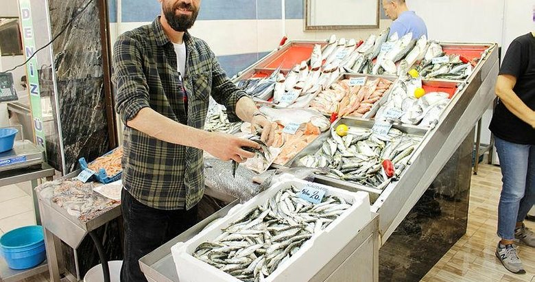 Balıkçı tezgahlarında sardalya zamanı
