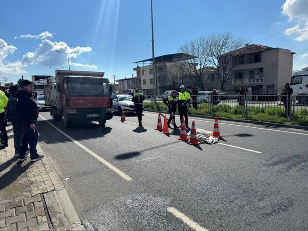 İzmir’de kaza: Yolun karşısına geçmeye çalışırken hayatını kaybetti