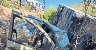 Otobüsle çarpışan araçtaki 2 kişi öldü