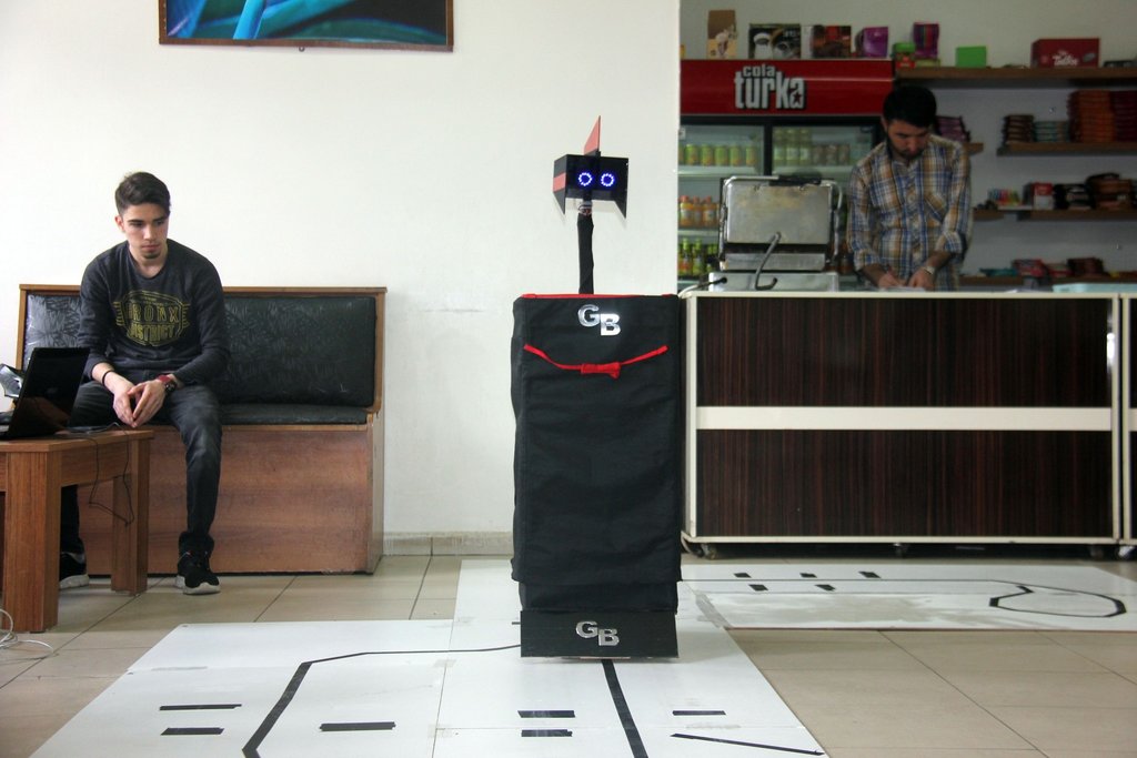 Liseli öğrencilerin yaptığı robot sipariş alıyor