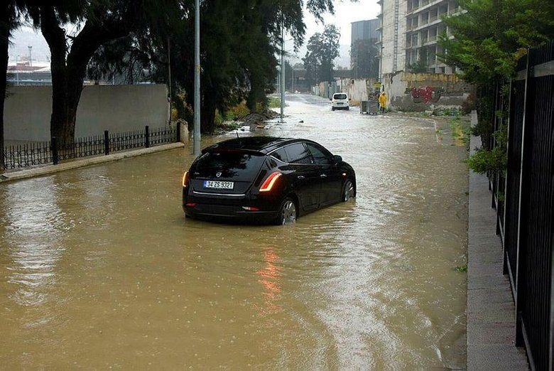 Uzmanlardan İzmir seli yorumu: Sebebi yanlış yapılaşma