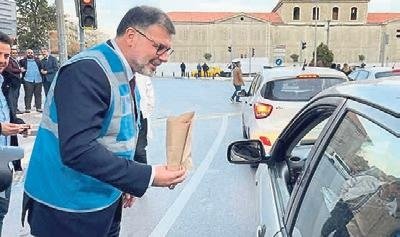 AK Partili Saygılı yeleği giydi sokağa indi