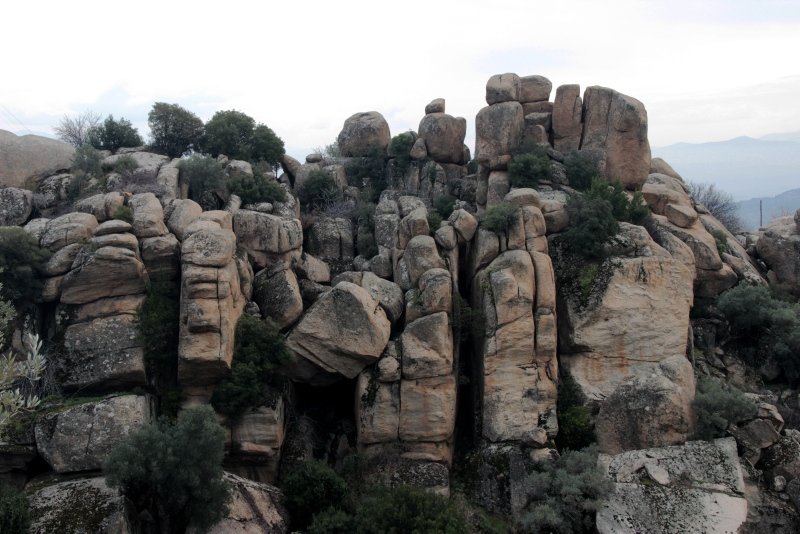 Türkiye’nin en yaşlı kayalarıyla dikkat çeken vadi