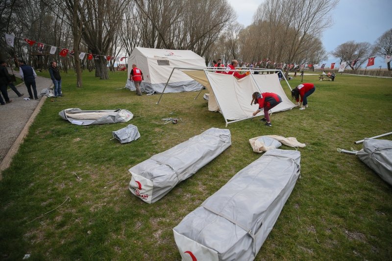 Denizli Acıpayam’da deprem sonrası çadırlar kurulmaya başlandı