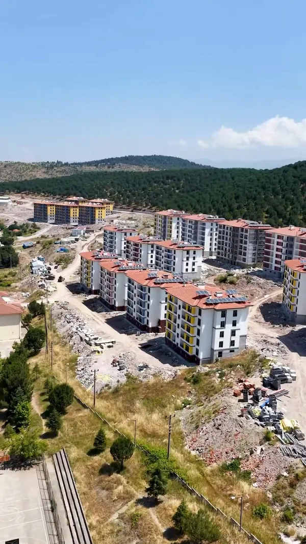 sindirgida-deprem-konutlari-teslime-hazir-61lik-depremin-izleri-10-ayda-silindi-1781778192638.png