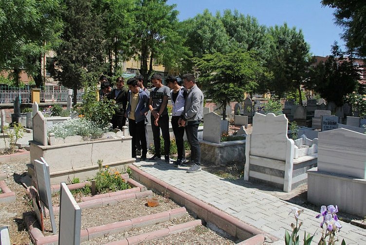 Türkiye mezarlıktaki gizemli kızı konuşuyor