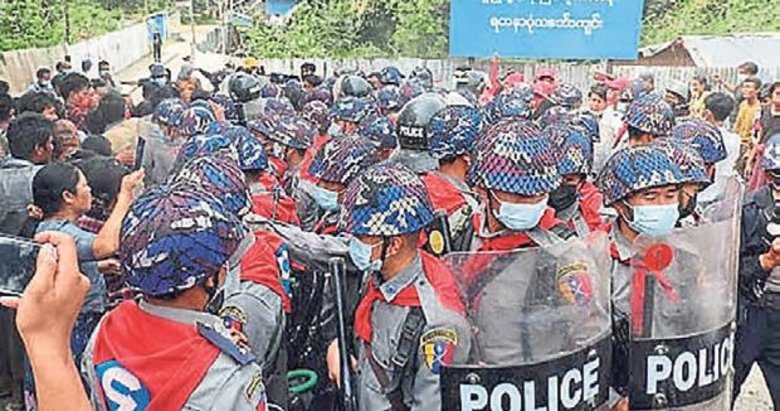 Myanmar’da darbe karşıtları tutuklandı